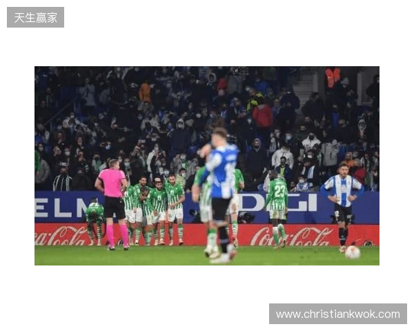 西班牙名嘴：维尼在替补席发笑不职业，在哪都该被开除