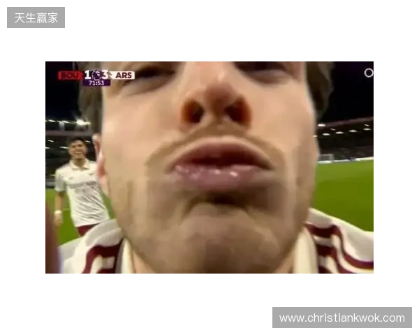 小雷：摄像机都是口水，得管你收费了！赖斯：只是轻吻了一下😂