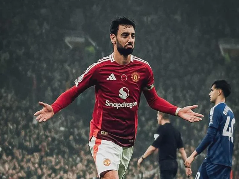 记者:18岁前锋莱西未入选曼联本场名单,阿莫林决定征召舍什科